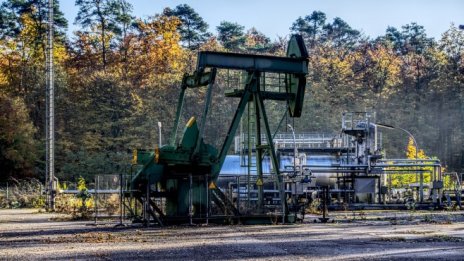 Петролът поевтинява слабо въпреки новините от ОПЕК+ за спазване на съкращенията*