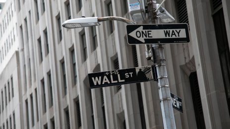 Инвеститорите на Wall Street започват колебливо първата сесия през март*