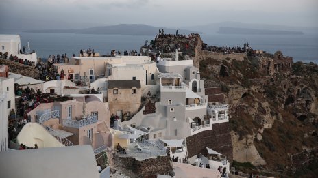 В гръцкия рай за Airbnb учители са принудени да спят в колите си