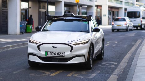 Stellantis,  Wayve Technologies и Uber се обединяват за масово навлизане на роботизирани таксита