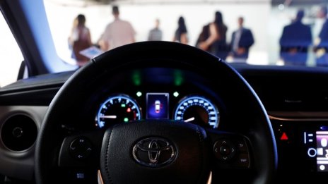 Безпилотните автомобили носят милиарди на външни фирми