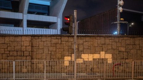 Америка се върна, но е изправена срещу стена