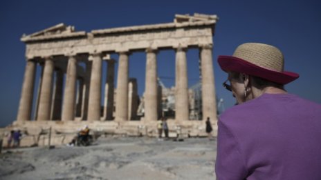 Икономиката на Гърция се разширява трето поредно тримесечие