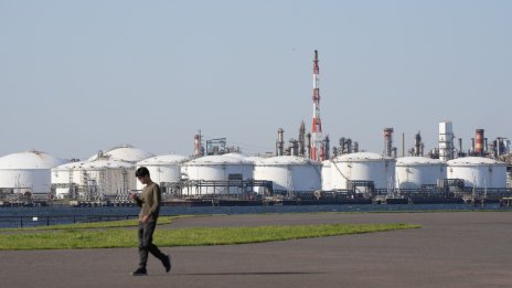 Поевтиняването на петрола спъва икономиката на Саудитска Арабия