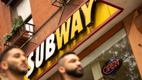 Subway отчете двуцифрен ръст на приходите, докато си търси купувач
