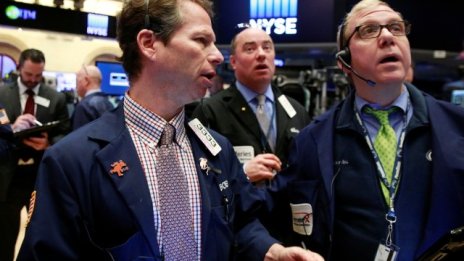 Wall Street реагира с разнопосочни настроения на поевтиняването на петрола