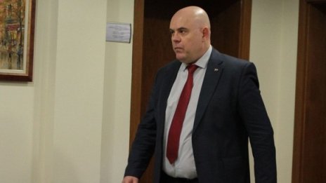 Правосъдният министър поиска предсрочно прекратяване на мандата на Гешев