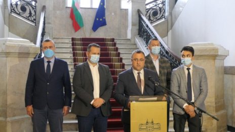 Земеделският министър: Веригите на доставки работят нормално и пазарът е спокоен