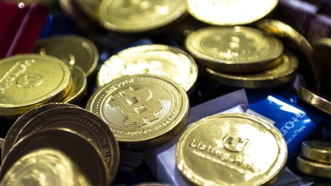 Цената на биткойна остава дълбоко на червено заради Китай