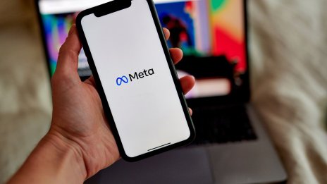 Meta подготвя специални чатботове, с които да ангажира потребителите