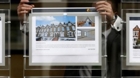 Растящите лихви застрашават продажбите на жилища във Великобритания