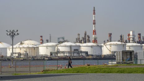 Петролът поевтинява, инвеститорите следят преговорите за примирие между "Хамас" и Израел*