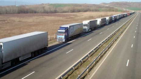 Километрична опашка от камиони заради блокадата на границата с Турция