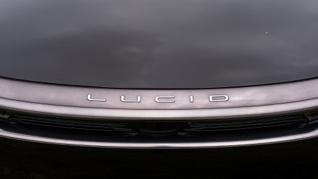 Електромобил на американски стартъп отчете рекордно голям пробег