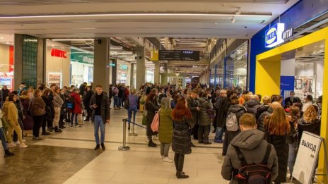 IKEA затваря всички магазини и фабрики в Русия и предизвика опашки