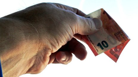 Българите даряват по-голям дял от доходите си от средния за Европа