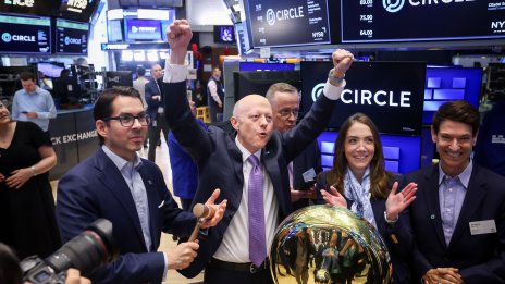 Фючърсите върху S&P 500 и Nasdaq 100 се покачват до нови рекорди*