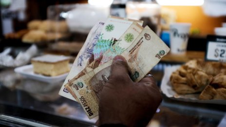 Продавачите на долари на черно в Буенос Айрес се готвят за несигурност