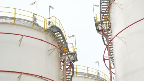 Цената на петрола се стабилизира след бурна сесия