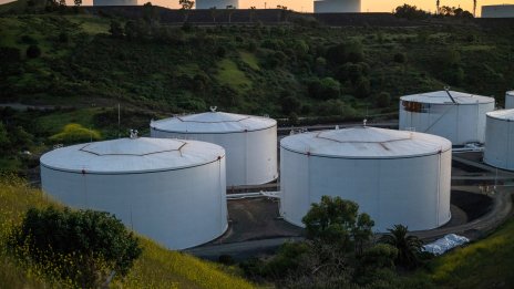 Цената на петрола върви към най-дългата серия от месечни спадове от над две години*