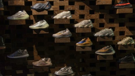 Adidas подобри очакванията си за 2023 г., изчиствайки запасите от бранда Yeezy