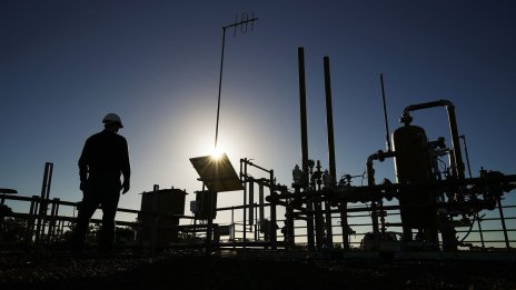 Войните в Иран и Украйна затвориха към 10% от капацитета за производство на горива