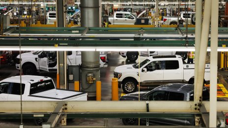 Ford повиши прогнозата си за печалбата въпреки растящите цени на суровините