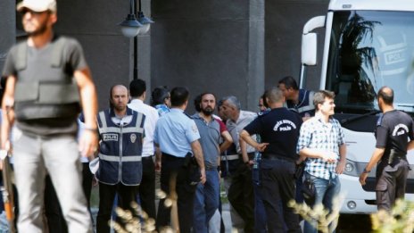 В Турция продължават уволненията и арестите