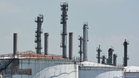 Новата цел за растежа на Китай потисна цените на петрола*