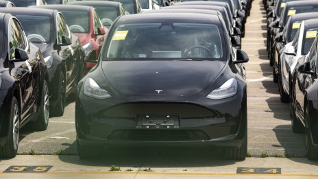Tesla ще актуализира софтуера на над 435 хил. коли в Китай заради проблем с габаритите
