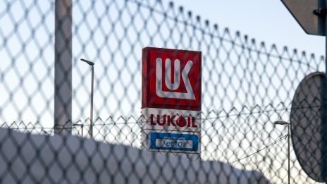 Зеленски: Санкциите срещу Русия бяха смекчени, за да продаде активи на "Лукойл" в България и Румъния