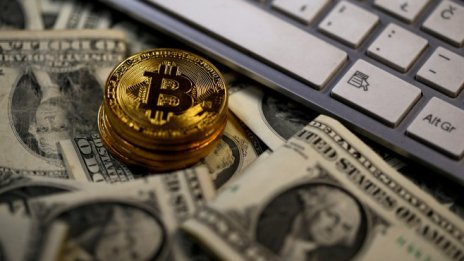 Биткойнът достигна ново дъно за последния месец