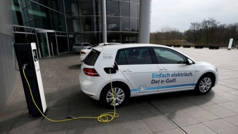 VW: Tesla държи половината пазар, ние искаме другата половина