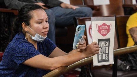 Трябва ли антиваксърите да плащат лечението си от COVID?