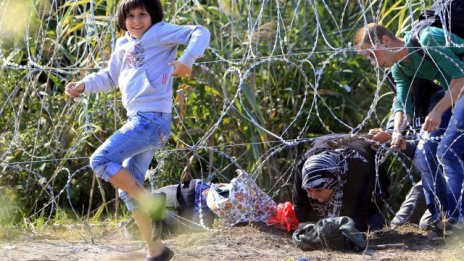 Оградата на Унгария на границата със Сърбия е готова два дни предсрочно
