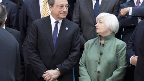 Централните банки и рисковата политика на отлагане на проблемите