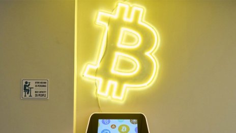 Биткойнът продължава щурма на рекордния си връх