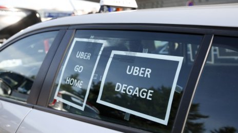 Парижки таксиджии на бунт срещу Uber