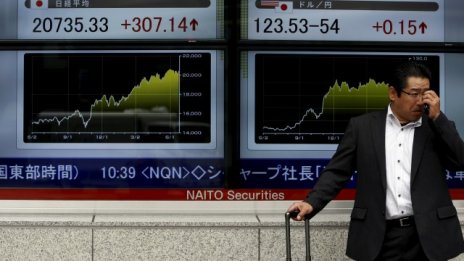 Еврото остава стабилно в очакване на развитие с дълговата криза в Гърция