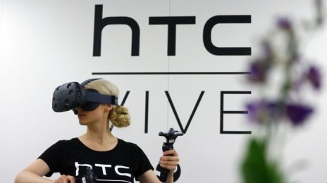 HTC намалява цената на очилата за виртуална реалност Vive с 200 долара