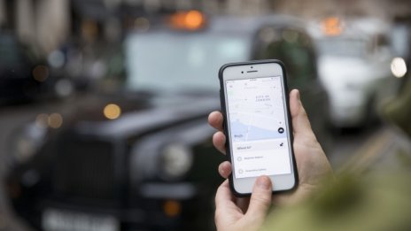 Uber ще предлага на британските си шофьори електрически коли на  Nissan