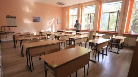 Денков: Има плавно нарастване на COVID случаите в училищата, но не е тревожно