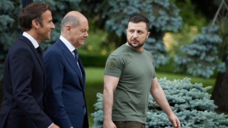 Макрон превзе пълния контрол на външната политика на Франция