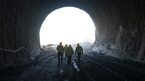 Прокопани са първите 400 м от тунела „Железница“ на автомагистрала „Струма“