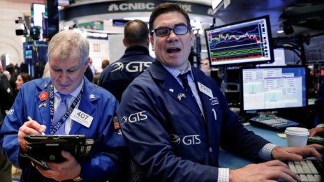 Dow прибави 400 пункта и остава с 3% по-ниско от рекорда си през януари