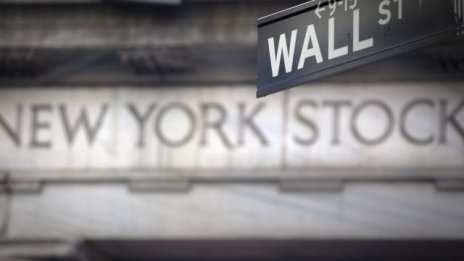 Wall Street отваря на червено*