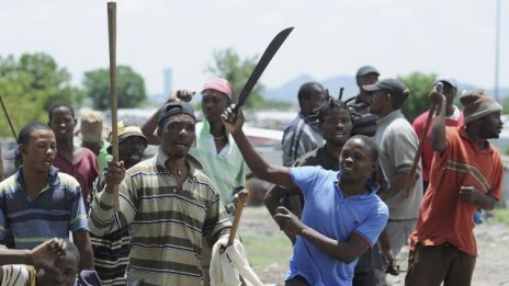 Anglo American Platinum съкращава 6 900 служители в ЮАР