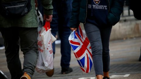 Спадът при онлайн пазаруването удря продажбите на дребно във Великобритания