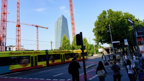 Бизнесът в еврозоната запазва оптимизма си, но усеща ударите на търговските войни