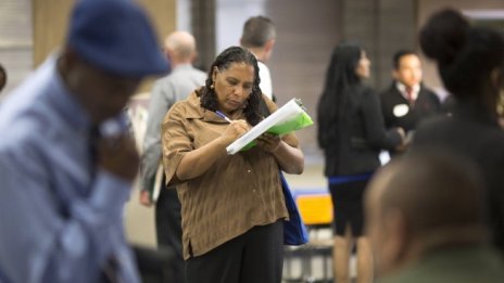 Молбите за помощи при безработица в САЩ отчитат лек ръст